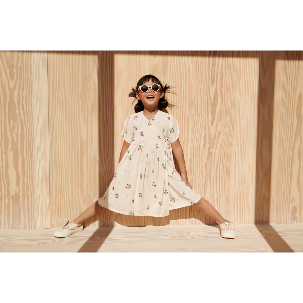 * Liewood Darla Zonnebril 4-10Y | Peach / Sea shell - Image 3